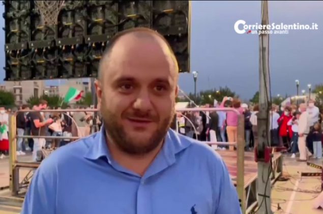 Nardó, Mellone in piazza carica i suoi: “Essere senza tessere e appartenenze dà fastidio, ma è la nostra forza. I nostri avversari incapaci perfino di amministrare un condominio” - Corriere Salentino