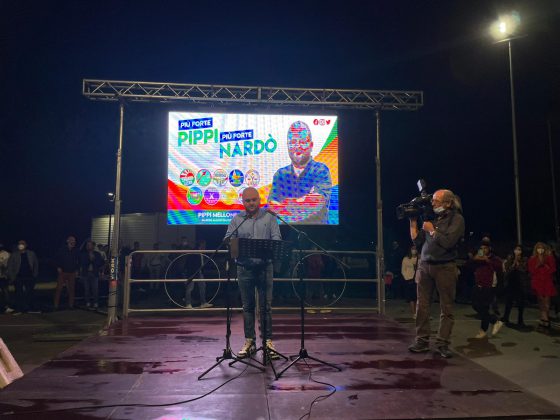 Nardó, Mellone in piazza carica i suoi: “Essere senza tessere e appartenenze dà fastidio, ma è la nostra forza. I nostri avversari incapaci perfino di amministrare un condominio” - Corriere Salentino