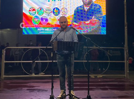 Nardó, Mellone in piazza carica i suoi: “Essere senza tessere e appartenenze dà fastidio, ma è la nostra forza. I nostri avversari incapaci perfino di amministrare un condominio” - Corriere Salentino