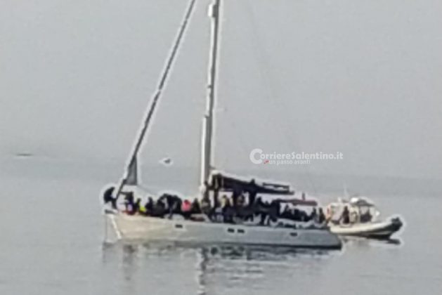Ancora uno sbarco: 52 migranti giungono nel Salento a bordo di un veliero. Fermati gli scafisti in fuga - Corriere Salentino