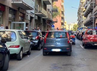 Alle fiamme un gruppo di continuità, il fumo invade la banca: evacuati i dipendenti