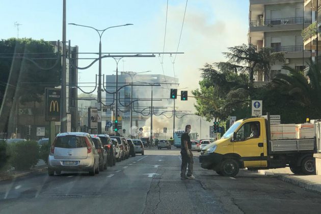 Paura sulla circonvallazione, pulmino prende fuoco in movimento: mezzo distrutto e traffico in tilt - Corriere Salentino