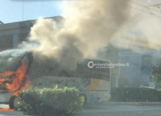 Paura sulla circonvallazione, pulmino prende fuoco in movimento: mezzo distrutto e traffico in tilt