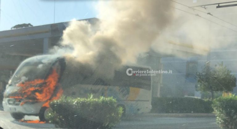 Paura sulla circonvallazione, pulmino prende fuoco in movimento: mezzo distrutto e traffico in tilt - Corriere Salentino