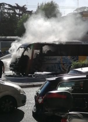 Paura sulla circonvallazione, pulmino prende fuoco in movimento: mezzo distrutto e traffico in tilt - Corriere Salentino