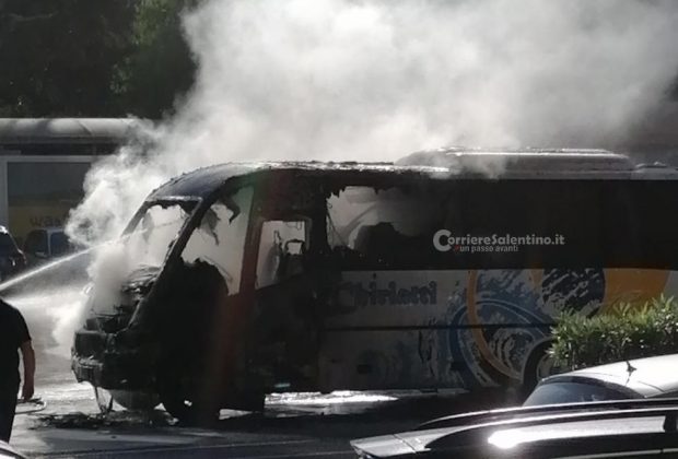 Paura sulla circonvallazione, pulmino prende fuoco in movimento: mezzo distrutto e traffico in tilt - Corriere Salentino