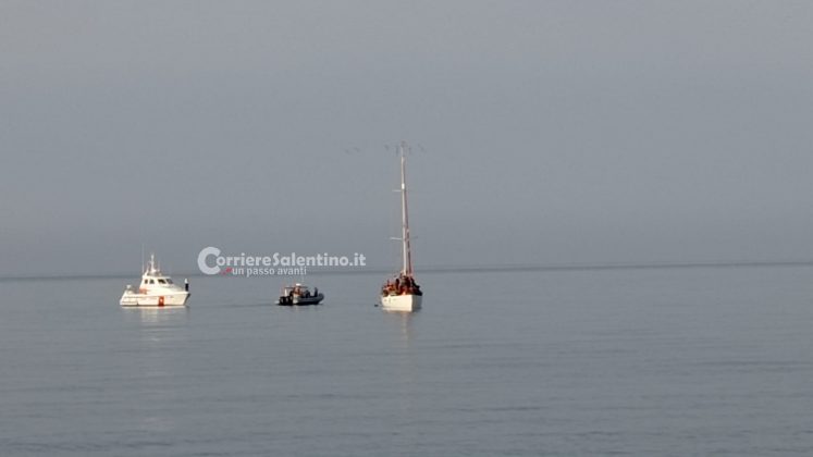 Ancora uno sbarco: 52 migranti giungono nel Salento a bordo di un veliero. Fermati gli scafisti in fuga - Corriere Salentino