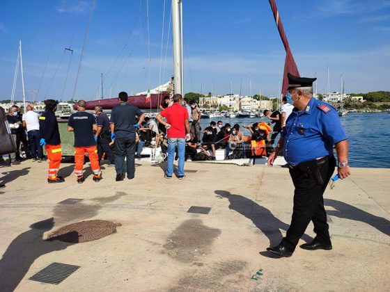 Ancora uno sbarco: 52 migranti giungono nel Salento a bordo di un veliero. Fermati gli scafisti in fuga - Corriere Salentino