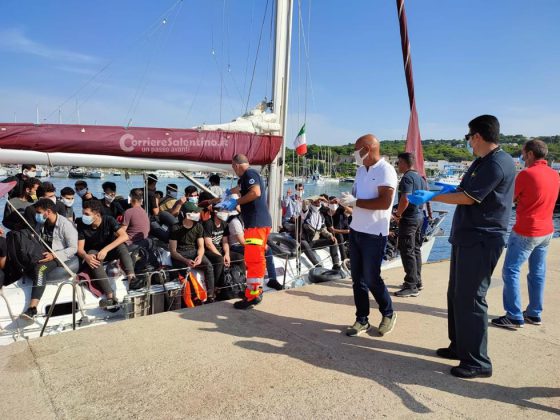 Ancora uno sbarco: 52 migranti giungono nel Salento a bordo di un veliero. Fermati gli scafisti in fuga - Corriere Salentino
