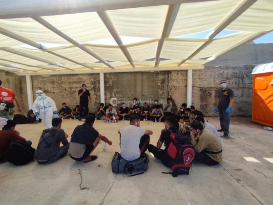 Ancora uno sbarco: 52 migranti giungono nel Salento a bordo di un veliero. Fermati gli scafisti in fuga - Corriere Salentino