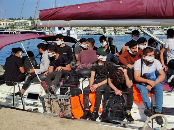 Ancora uno sbarco: 52 migranti giungono nel Salento a bordo di un veliero. Fermati gli scafisti in fuga - Corriere Salentino