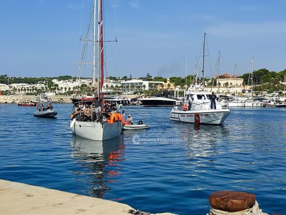 Ancora uno sbarco: 52 migranti giungono nel Salento a bordo di un veliero. Fermati gli scafisti in fuga - Corriere Salentino