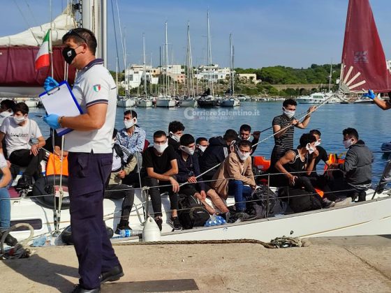 Ancora uno sbarco: 52 migranti giungono nel Salento a bordo di un veliero. Fermati gli scafisti in fuga - Corriere Salentino