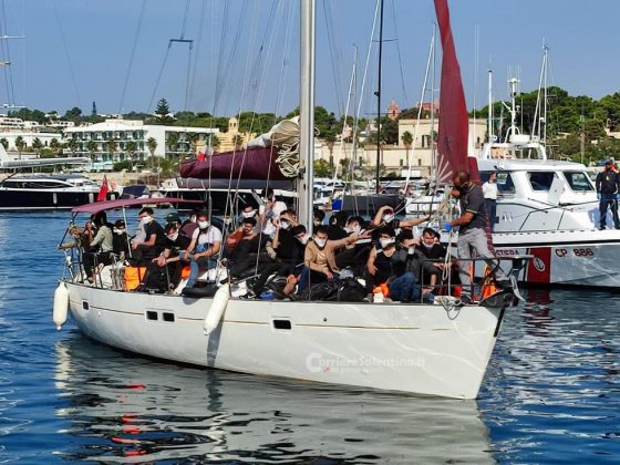 Ancora uno sbarco: 52 migranti giungono nel Salento a bordo di un veliero. Fermati gli scafisti in fuga - Corriere Salentino