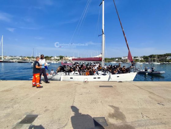 Ancora uno sbarco: 52 migranti giungono nel Salento a bordo di un veliero. Fermati gli scafisti in fuga - Corriere Salentino