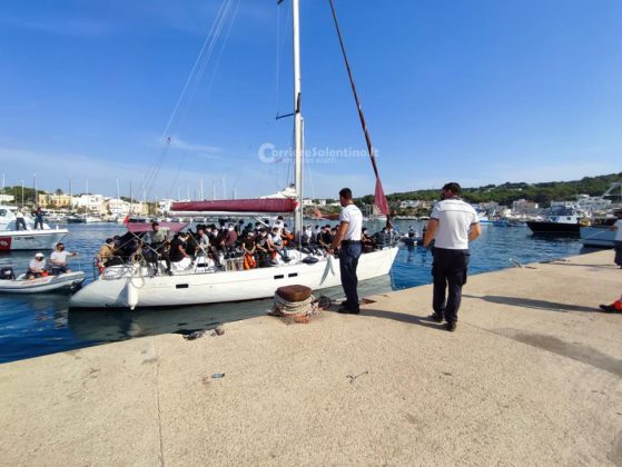 Ancora uno sbarco: 52 migranti giungono nel Salento a bordo di un veliero. Fermati gli scafisti in fuga - Corriere Salentino