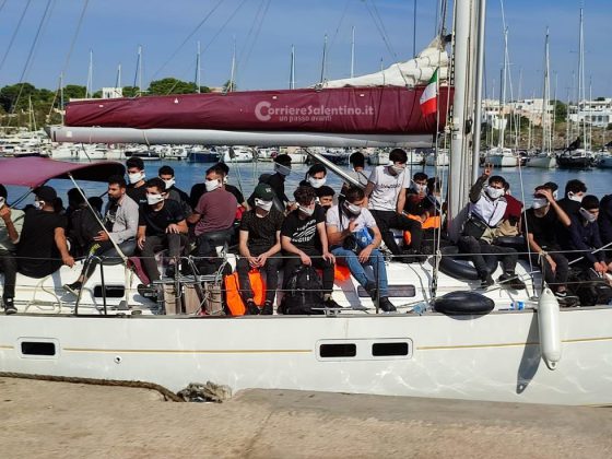 Ancora uno sbarco: 52 migranti giungono nel Salento a bordo di un veliero. Fermati gli scafisti in fuga - Corriere Salentino