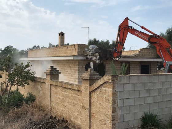 Villa abusiva mai demolita, all'alba arrivano le ruspe inviate dalla Procura - Corriere Salentino