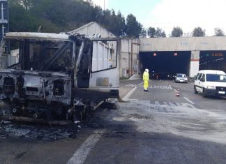 Fiamme sulla tangenziale: camion prende fuoco all’uscita della galleria