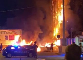 Fuoco fuori dal supermercato pieno di clienti: in fiamme le auto dei proprietari