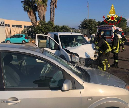 Auto e furgoncino si schiantano in periferia: tre feriti. Due liberati dalle lamiere - Corriere Salentino