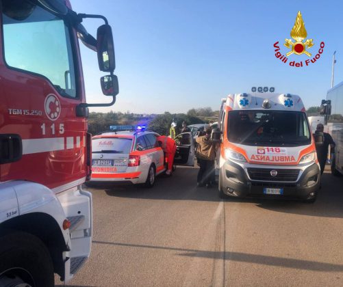 Auto e furgoncino si schiantano in periferia: tre feriti. Due liberati dalle lamiere - Corriere Salentino