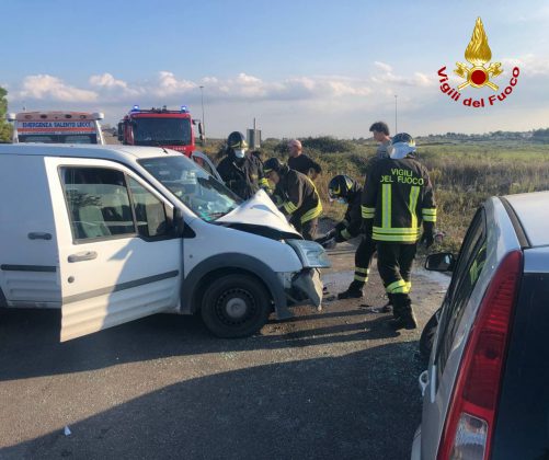 Auto e furgoncino si schiantano in periferia: tre feriti. Due liberati dalle lamiere - Corriere Salentino