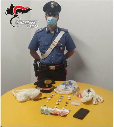 L'uno getta la cocaina dall'auto, l'altro nasconde in casa dosi di "erba" e "fumo": due giovani pusher nei guai - Corriere Salentino