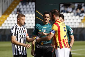 Le pagelle dei giallorossi: Barreca e Strefezza ok; Helgason e Blin non pervenuti - Corriere Salentino