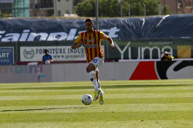 Lecce grande per un’ora. A Strefezza risponde Iliev, nel finale Coda sciupa il gol vittoria da due passi - Corriere Salentino