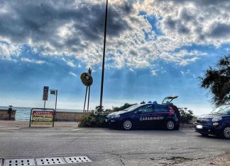 Tenta il suicidio gettandosi in mare, ma sbatte contro gli scogli e si ferisce: in prognosi riservata 74enne