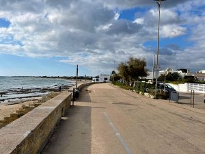 Tenta il suicidio gettandosi in mare, ma sbatte contro gli scogli e si ferisce: in prognosi riservata 74enne - Corriere Salentino