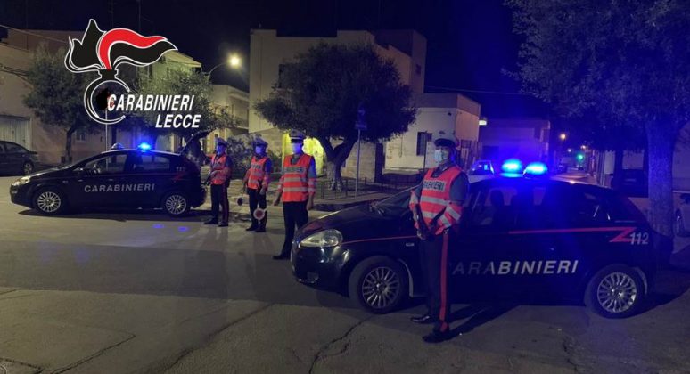 L'uno getta la cocaina dall'auto, l'altro nasconde in casa dosi di "erba" e "fumo": due giovani pusher nei guai - Corriere Salentino