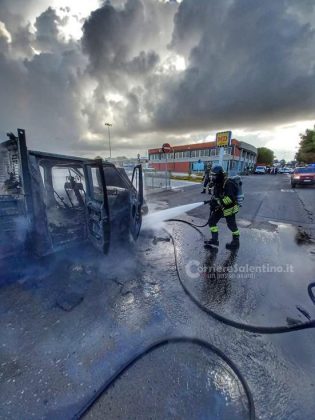 Una scintilla scatena le fiamme: distrutto un furgone, operaio respira i fumi e finisce in ospedale - Corriere Salentino