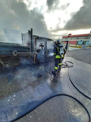 Una scintilla scatena le fiamme: distrutto un furgone, operaio respira i fumi e finisce in ospedale - Corriere Salentino