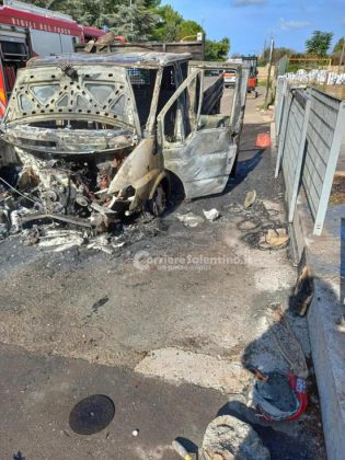 Una scintilla scatena le fiamme: distrutto un furgone, operaio respira i fumi e finisce in ospedale - Corriere Salentino