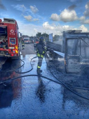 Una scintilla scatena le fiamme: distrutto un furgone, operaio respira i fumi e finisce in ospedale - Corriere Salentino