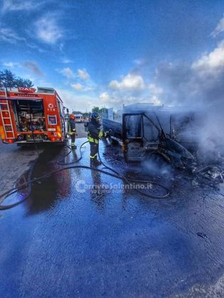Una scintilla scatena le fiamme: distrutto un furgone, operaio respira i fumi e finisce in ospedale - Corriere Salentino