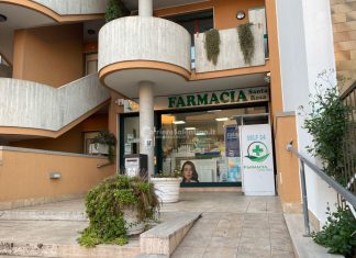Pistola in pugno assaltano farmacia, poi la fuga a bordo di un’utilitaria: ricercati dalla polizia