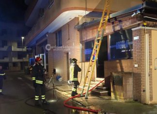 Divampano le fiamme in pizzeria, l’intervento dei vigili del fuoco limita i danni: si indaga sulle cause