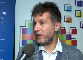 L’importanza della scrittura manuale nell’apprendimento, Lavenia: “Un bambino su 5 non sa scrivere in corsivo. Colpa di smartphone e tablet?”