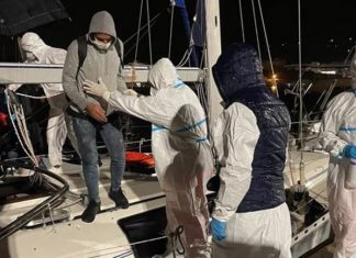 Intercettati a 15 miglia dalla costa: 68 migranti sbarcano nel porto, tra loro donne e minori