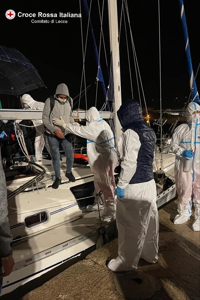 Intercettati a 15 miglia dalla costa: 68 migranti sbarcano nel porto, tra loro donne e minori - Corriere Salentino