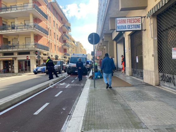 Panico a scuola, rogo d'auto divampa nel parcheggio e il fumo arriva nelle classi: liceo evacuato, nessun ferito - Corriere Salentino
