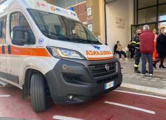 Panico a scuola, rogo d’auto divampa nel parcheggio e il fumo arriva nelle classi: liceo evacuato, nessun ferito