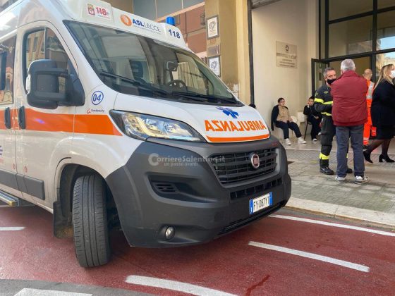 Panico a scuola, rogo d'auto divampa nel parcheggio e il fumo arriva nelle classi: liceo evacuato, nessun ferito - Corriere Salentino