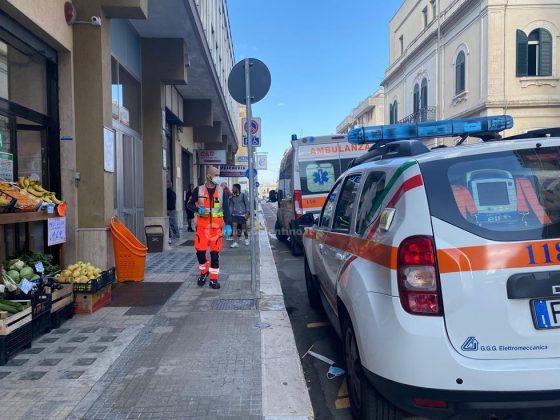 Panico a scuola, rogo d'auto divampa nel parcheggio e il fumo arriva nelle classi: liceo evacuato, nessun ferito - Corriere Salentino