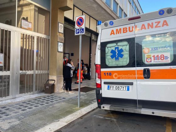 Panico a scuola, rogo d'auto divampa nel parcheggio e il fumo arriva nelle classi: liceo evacuato, nessun ferito - Corriere Salentino
