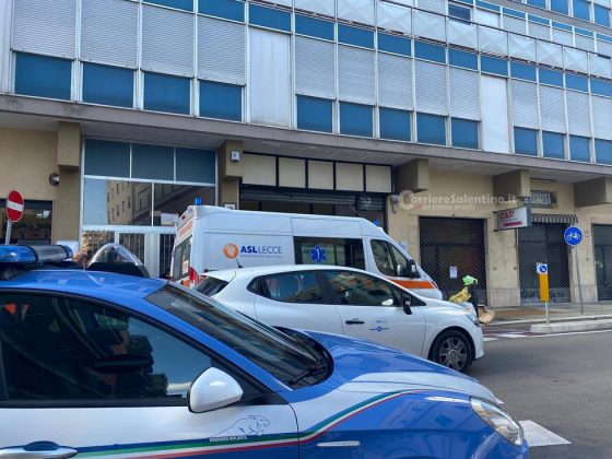 Panico a scuola, rogo d'auto divampa nel parcheggio e il fumo arriva nelle classi: liceo evacuato, nessun ferito - Corriere Salentino