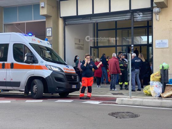Panico a scuola, rogo d'auto divampa nel parcheggio e il fumo arriva nelle classi: liceo evacuato, nessun ferito - Corriere Salentino